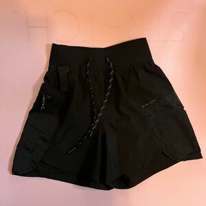 Lululemon Multi-Pocket Cargo High-Rise Hiking Short 5"